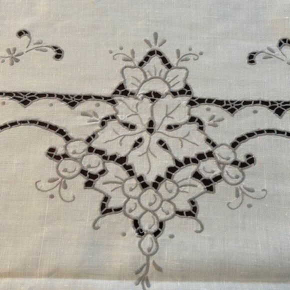 Vintage linen tablecloth - Picture 3 of 4